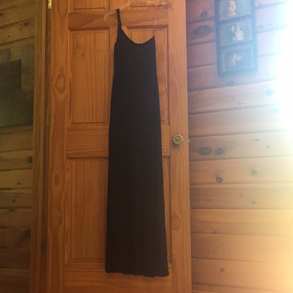 Lulu’s sleek black one shoulder dress